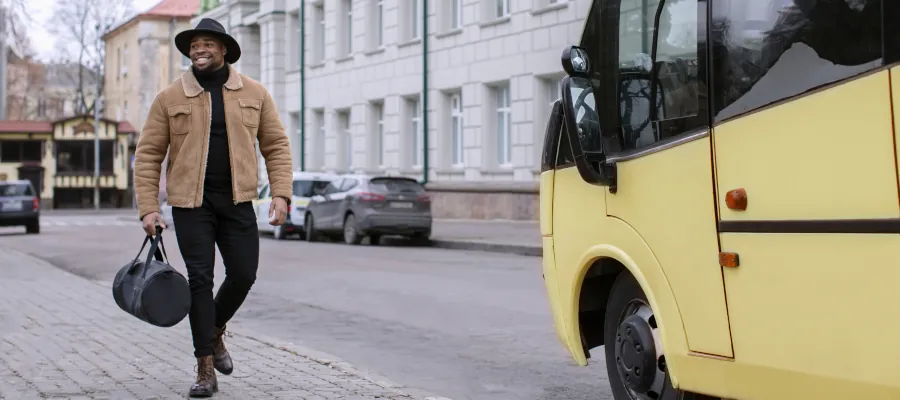 bus roulant sur une route